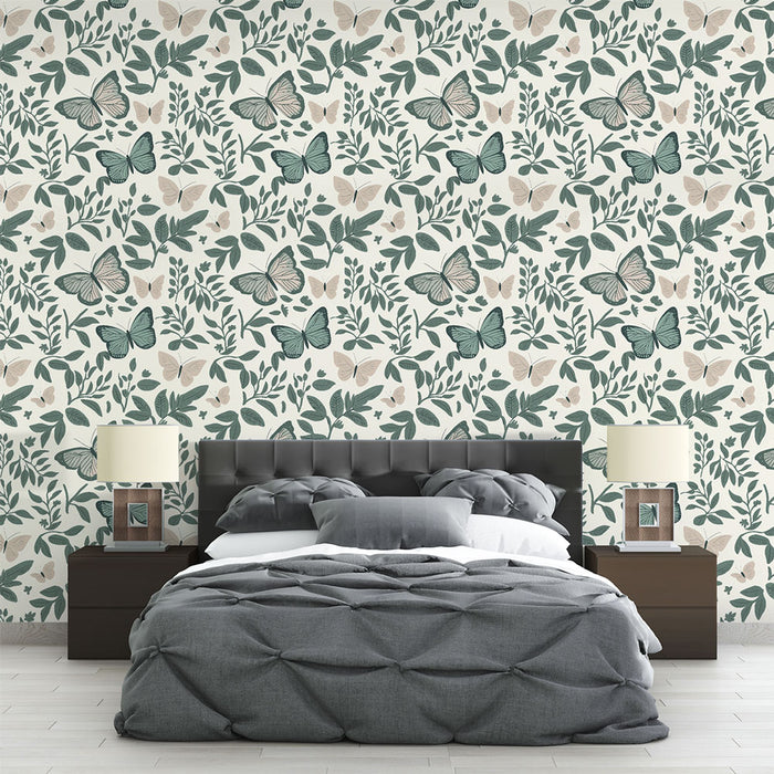 Une chambre moderne avec un papier peint floral représentant des papillons et des feuillages dans des teintes vertes et beige, créant une ambiance douce et naturelle.