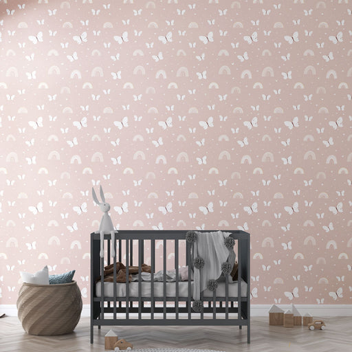 Une chambre d'enfant avec un papier peint pastel orné de papillons blancs et d'arcs-en-ciel, créant une atmosphère douce et joyeuse.
