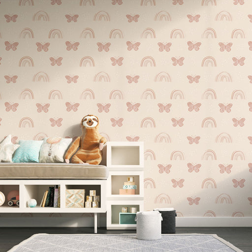 Une chambre d'enfant avec un papier peint doux aux motifs de papillons et d'arc-en-ciel dans des teintes pastel, créant une ambiance joyeuse et rêveuse.