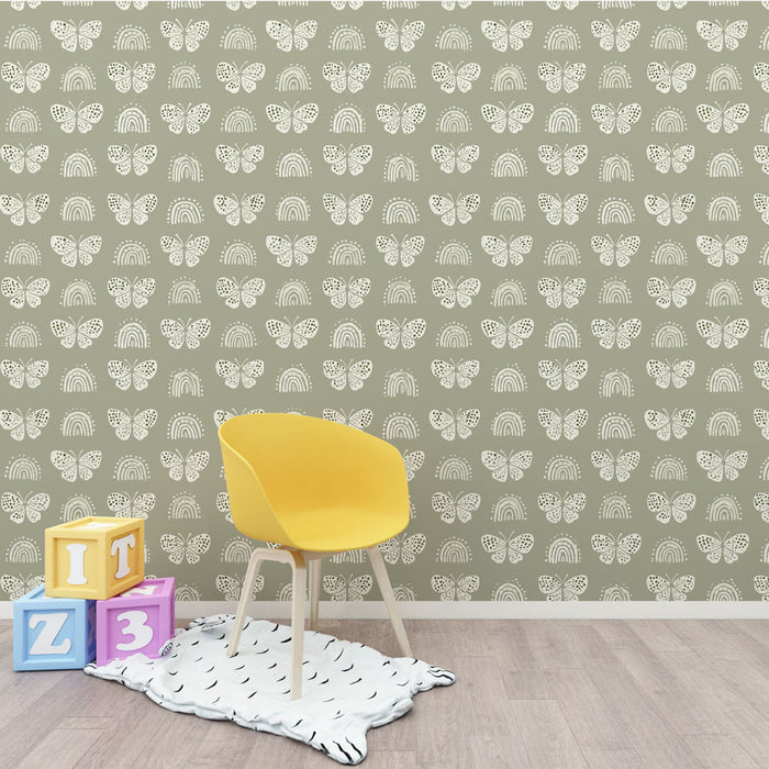 Une chambre d'enfant avec un papier peint délicat illustrant des papillons et des arcs-en-ciel sur fond vert doux, créant une ambiance joyeuse et ludique.