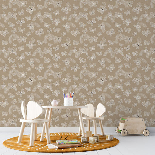 Une chambre d'enfant avec un papier peint beige orné de motifs de papillons et d'arcs-en-ciel, créant une ambiance douce et joyeuse.