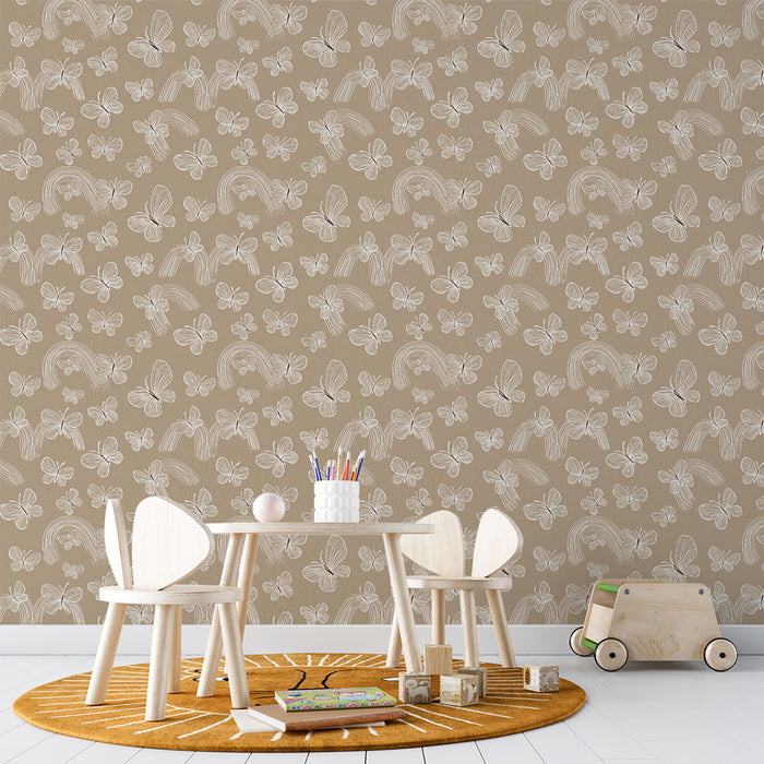 Une chambre d'enfant avec un papier peint beige orné de motifs de papillons et d'arcs-en-ciel, créant une ambiance douce et joyeuse.