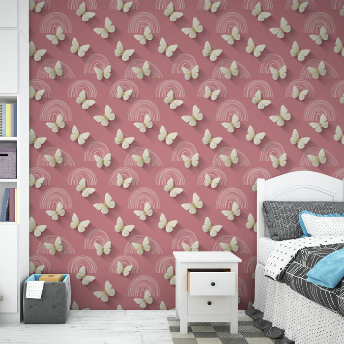 Une chambre lumineuse avec un papier peint rose orné de motifs de papillons blancs et d'arcs-en-ciel, créant une ambiance douce et joyeuse.