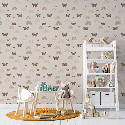 Une chambre d'enfant avec un papier peint doux aux motifs de papillons et d'arc-en-ciel dans des teintes pastel, créant une ambiance joyeuse et rêveuse.