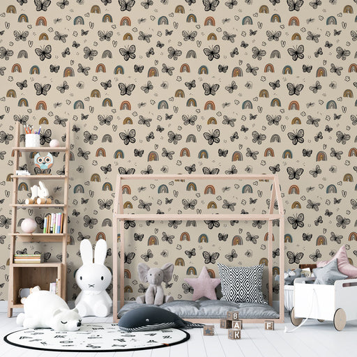 Une chambre d'enfant avec un papier peint joyeux présentant des papillons et des arcs-en-ciel sur fond beige, créant une ambiance ludique et colorée.