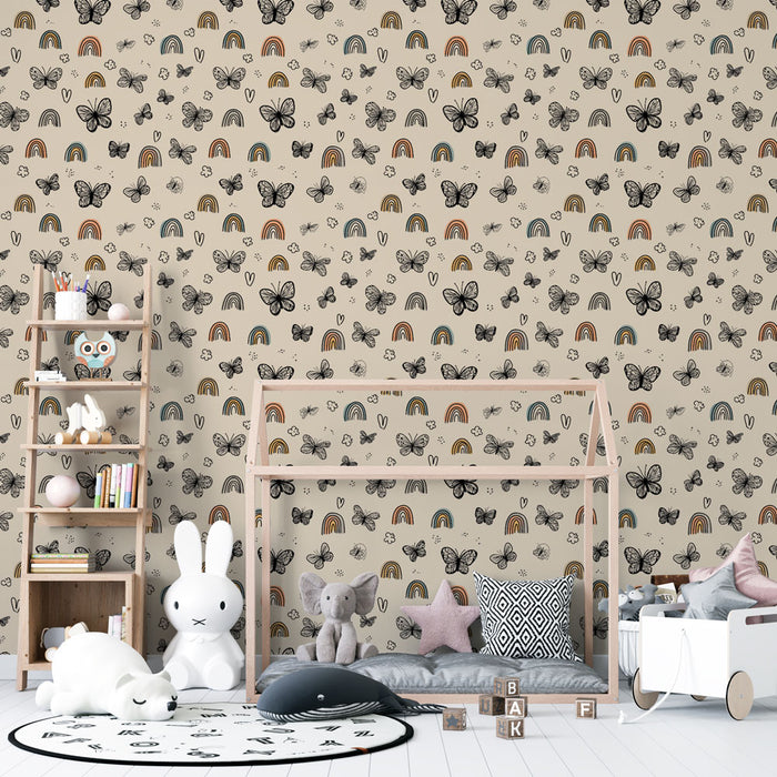 Une chambre d'enfant avec un papier peint joyeux présentant des papillons et des arcs-en-ciel sur fond beige, créant une ambiance ludique et colorée.
