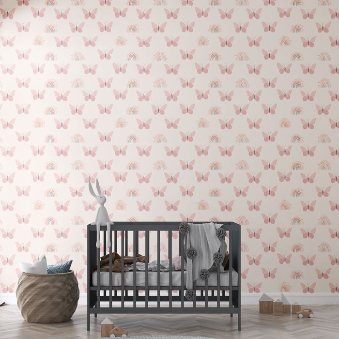 Une chambre d'enfant avec un papier peint doux aux motifs de papillons roses et d'arcs-en-ciel pastel, créant une ambiance joyeuse et rêveuse.