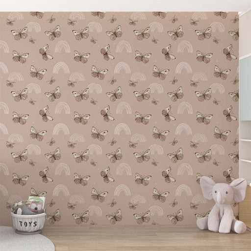 Une chambre d'enfant avec un papier peint délicat aux motifs de papillons et d'arc-en-ciel sur fond rose, créant une ambiance douce et joyeuse.