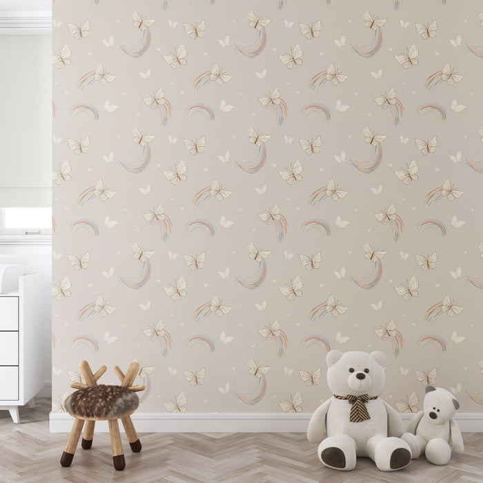 Une chambre d'enfant avec un papier peint doux représentant des papillons et des arcs-en-ciel pastel sur fond beige, créant une ambiance joyeuse et rêveuse.
