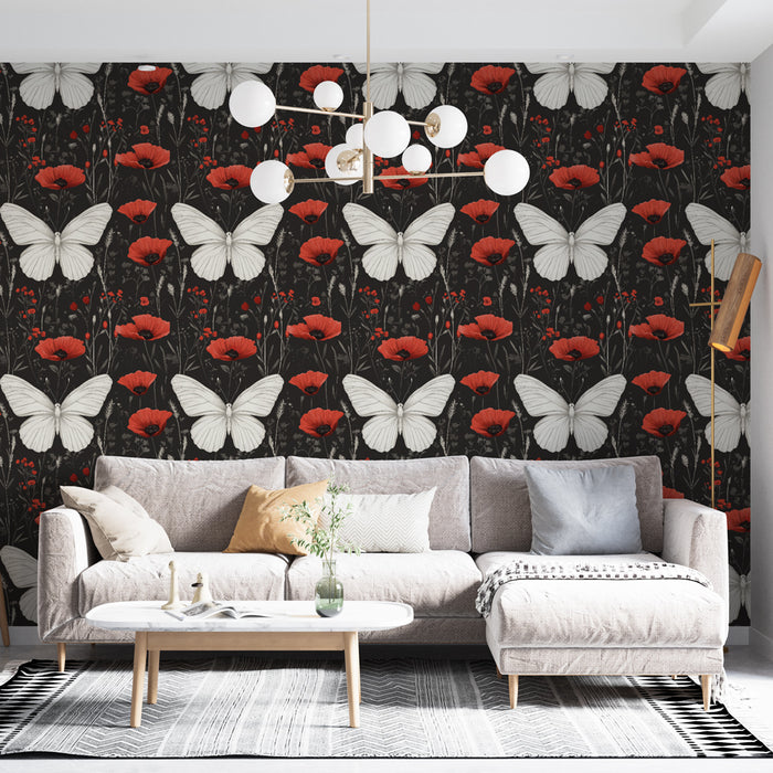 Un salon contemporain avec un papier peint floral noir orné de grands papillons blancs et de coquelicots rouges, créant une ambiance vibrante et élégante.