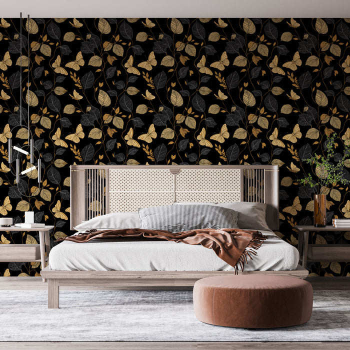 Une chambre élégante avec un papier peint noir orné de motifs de feuilles et de papillons dorés, créant une atmosphère sophistiquée et chaleureuse.