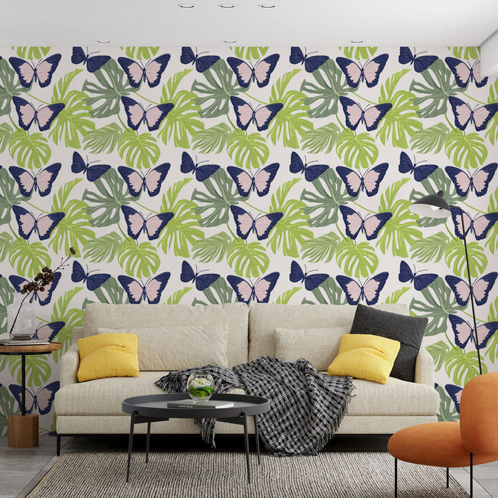 Un salon moderne avec un papier peint tropical illustrant des papillons colorés sur un fond de feuillage vert, créant une ambiance vivante et enjouée.