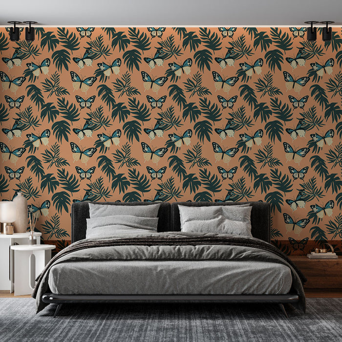 Une chambre moderne avec un papier peint tropical aux motifs de papillons et de feuilles vertes sur fond beige, créant une atmosphère vivante et apaisante.
