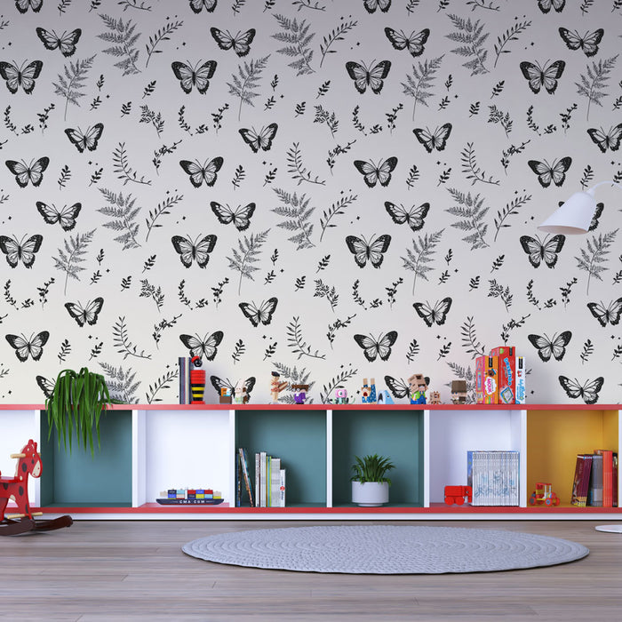 Une chambre d'enfant avec un papier peint noir et blanc illustrant des papillons et des feuilles délicates, créant une ambiance ludique et apaisante.