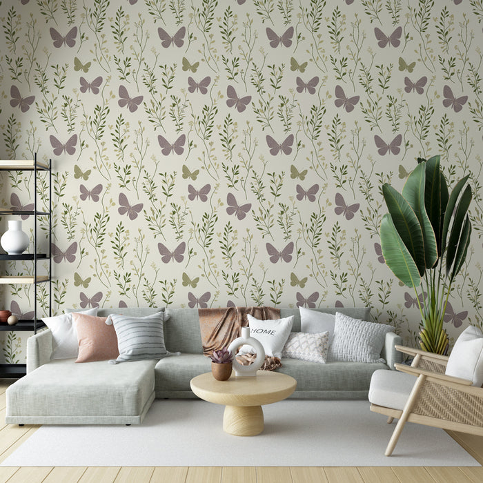 Un salon lumineux avec un papier peint floral représentant des papillons mauves et des feuillages verts sur un fond clair, créant une atmosphère douce et apaisante.