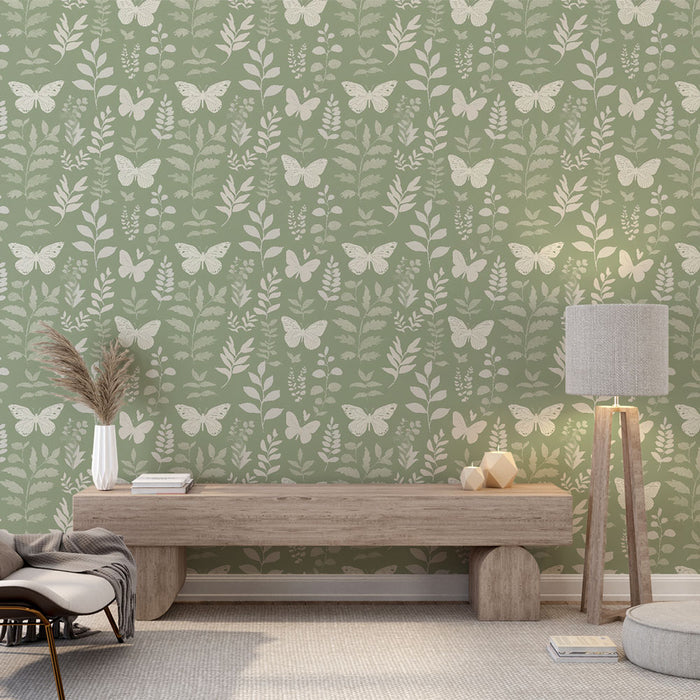 Une pièce lumineuse avec un papier peint vert doux orné de motifs de papillons et de feuilles, créant une atmosphère naturelle et apaisante.