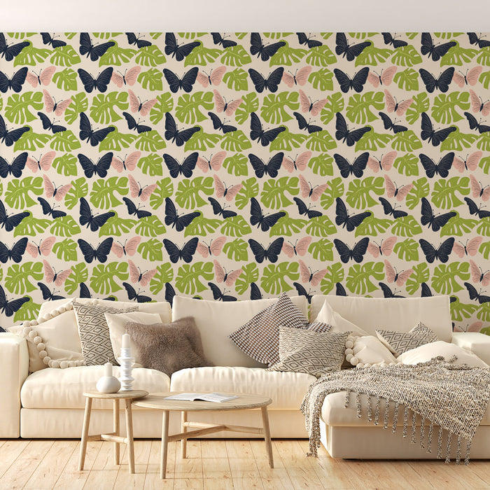 Un salon lumineux avec un papier peint tropical aux motifs de papillons noirs et roses entourés de grandes feuilles vertes, créant une ambiance fraîche et vivante.