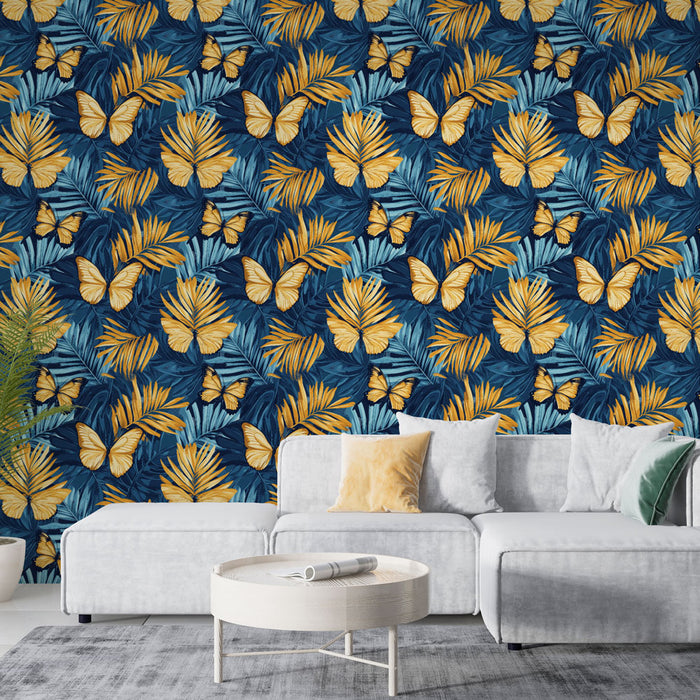 Un salon moderne avec un papier peint tropical bleu marine orné de feuilles dorées et de papillons jaunes, créant une ambiance vivante et exotique.
