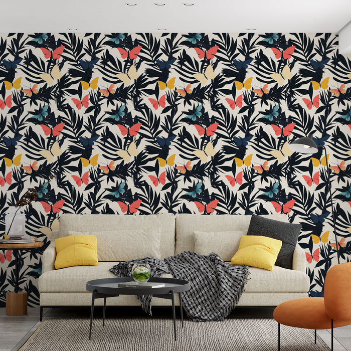 Un salon moderne avec un papier peint tropical aux motifs vibrants de papillons et de feuillages sur fond sombre, créant une ambiance dynamique et chaleureuse.