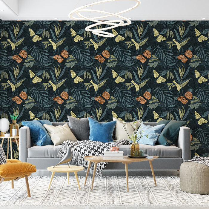 Un salon moderne avec un papier peint tropical représentant des papillons orange et jaunes sur un fond sombre, créant une ambiance vivante et chaleureuse.