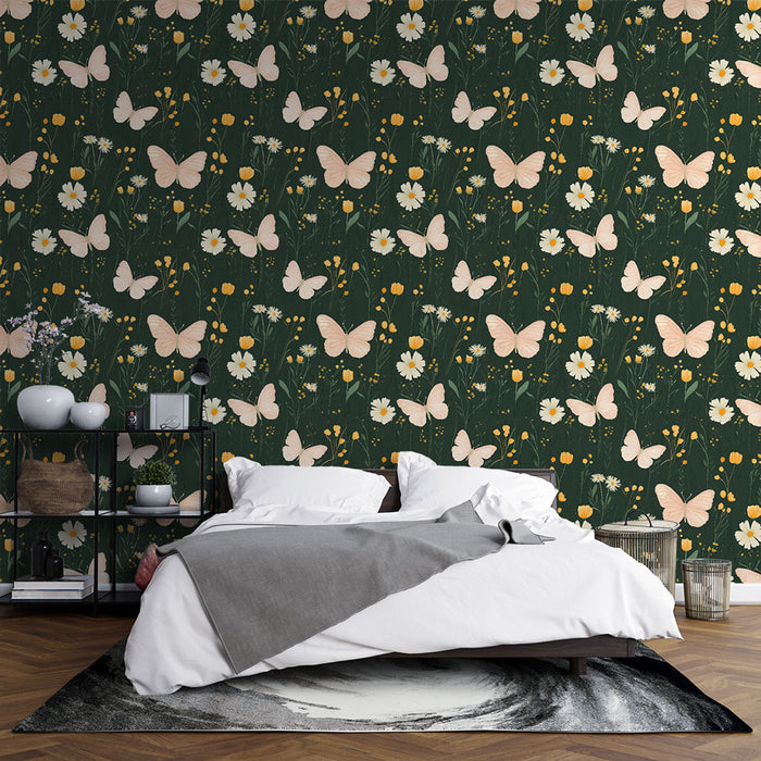 Une chambre accueillante avec un papier peint floral vert foncé orné de papillons roses et de fleurs blanches, créant une atmosphère douce et naturelle.