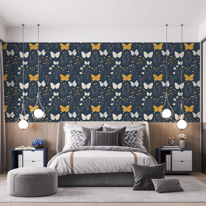 Une chambre moderne avec un papier peint bleu nuit orné de papillons blancs et jaunes, créant une atmosphère joyeuse et apaisante.