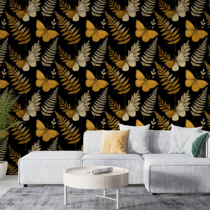 Un salon moderne avec un papier peint noir orné de motifs de papillons dorés et de fougères grises, créant une ambiance élégante et naturelle.