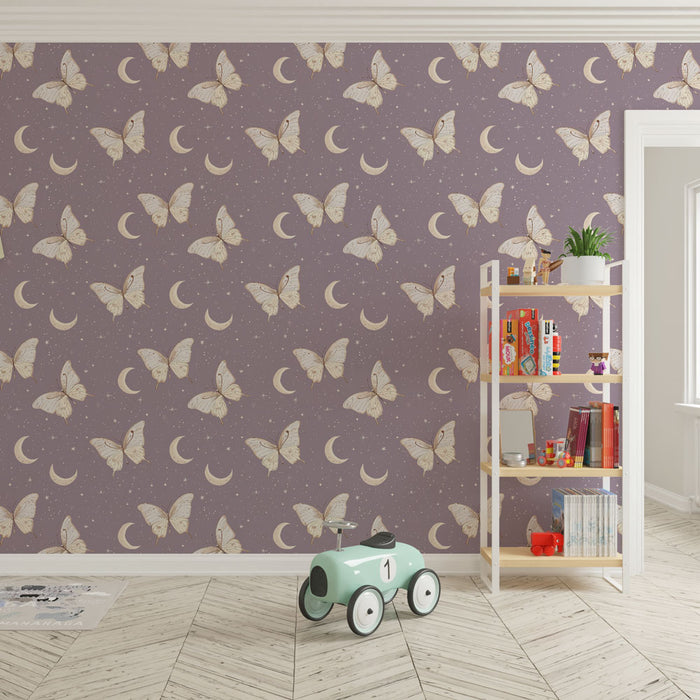 Une chambre enfantine avec un papier peint mauve orné de papillons et de croissants de lune, créant une ambiance douce et féerique.