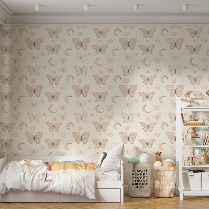 Une chambre d'enfant avec un papier peint délicat représentant des papillons et des croissants de lune sur un fond beige, créant une atmosphère douce et rêveuse.