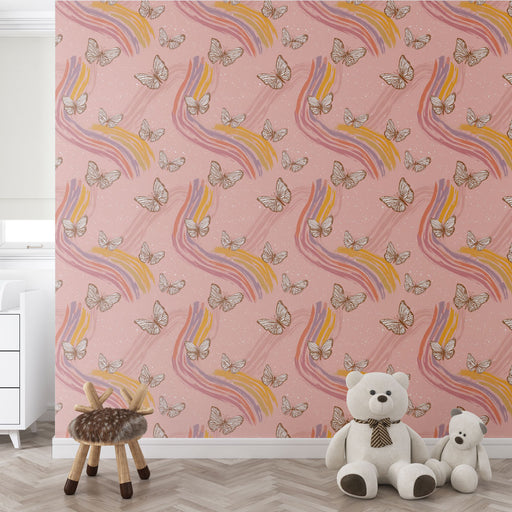 Une chambre enfantine avec un papier peint rose aux motifs de papillons et de vagues colorées évoquant une ambiance joyeuse et ludique.