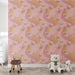 Une chambre enfantine avec un papier peint rose aux motifs de papillons et de vagues colorées évoquant une ambiance joyeuse et ludique.