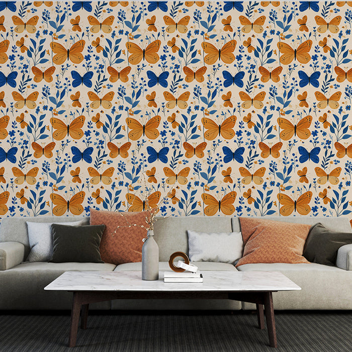 Un salon accueillant avec un papier peint aux motifs de papillons orange et bleus, entourés de fleurs délicates, créant une atmosphère joyeuse et vivante.