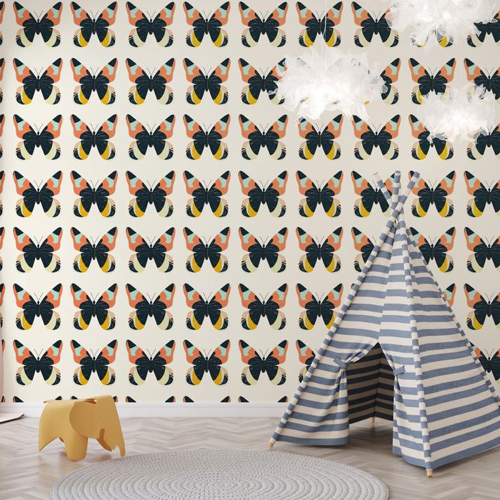 Une chambre d'enfant avec un papier peint illustrant des papillons colorés sur fond clair, créant une ambiance joyeuse et ludique.