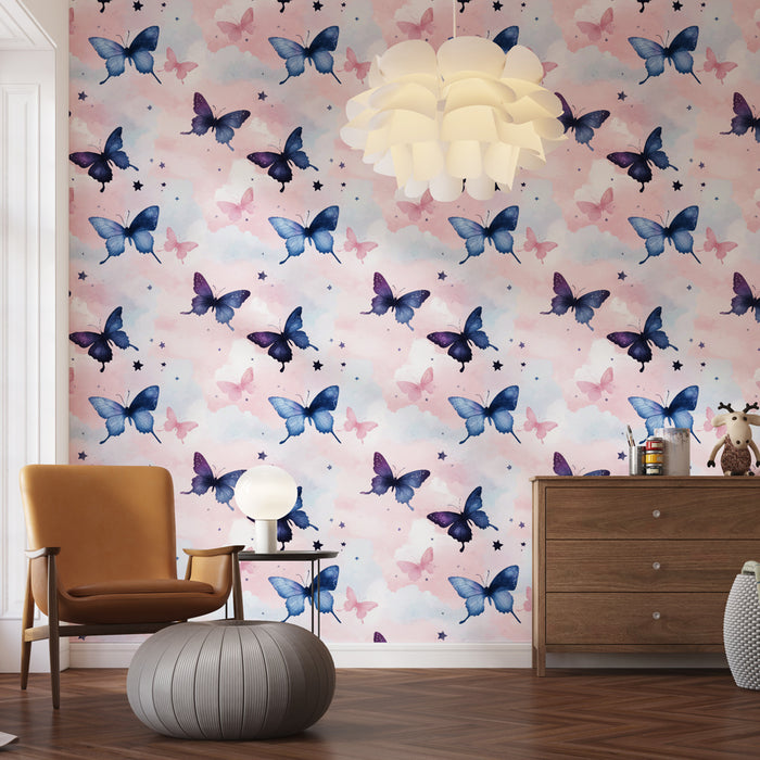 Une chambre lumineuse avec un papier peint aux motifs de papillons bleus et roses sur fond pastel, créant une ambiance douce et rêveuse.