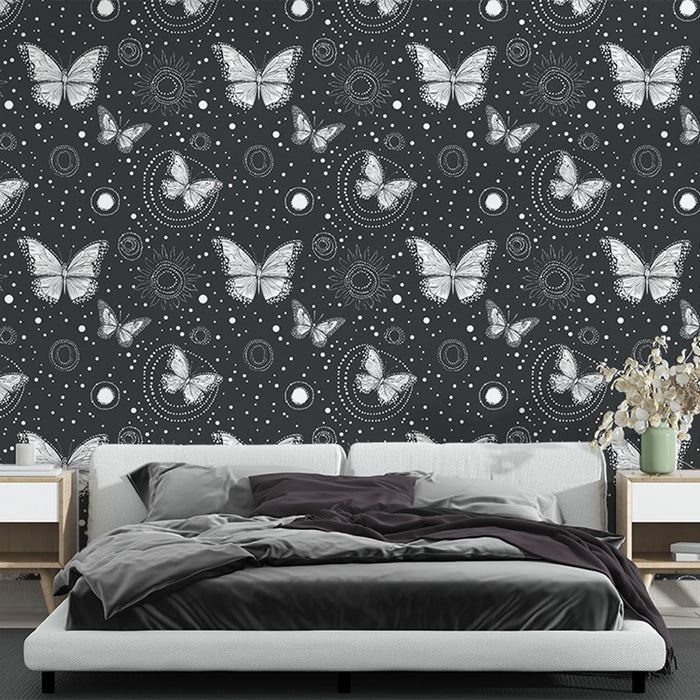 Une chambre moderne avec un papier peint noir orné de motifs de papillons blancs et de cercles, créant une atmosphère à la fois élégante et poétique.