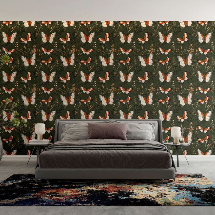 Une chambre moderne avec un papier peint floral vert foncé orné de papillons orange et blancs, créant une atmosphère vivante et accueillante.