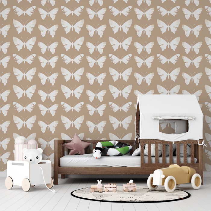 Une chambre d'enfant avec un papier peint beige orné de motifs de papillons blancs, créant une atmosphère douce et ludique.