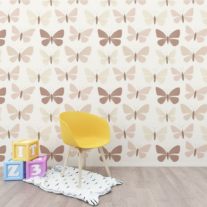 Une chambre d'enfant avec un papier peint représentant des papillons dans des teintes douces de beige et de brun sur fond clair, créant une atmosphère légère et joyeuse.