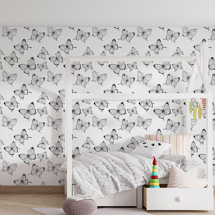 Une chambre lumineuse avec un papier peint représentant des papillons en noir et blanc sur fond blanc, créant une ambiance douce et aérienne.
