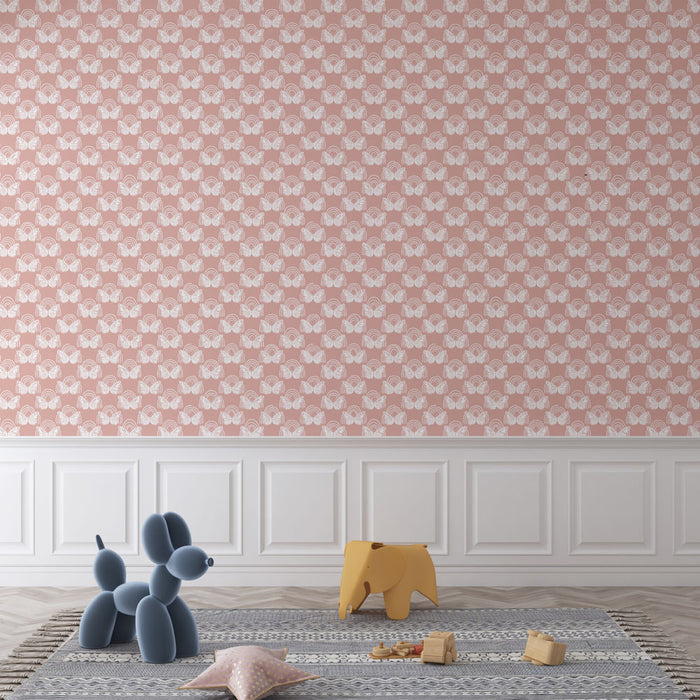 Une chambre d'enfant avec un papier peint rose pastel orné de motifs de papillons blancs, créant une ambiance douce et ludique.