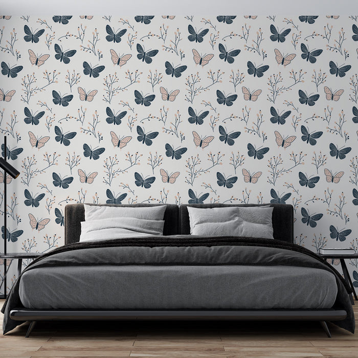 Une chambre moderne avec un papier peint délicat illustrant des papillons bleu nuit et des branches florales sur fond clair, créant une ambiance douce et apaisante.