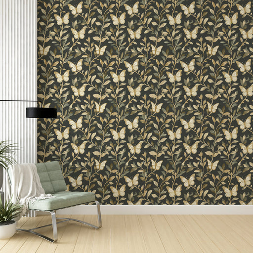Un salon élégant avec un papier peint floral sombre orné de papillons dorés et de feuillages délicats, créant une atmosphère apaisante et naturelle.