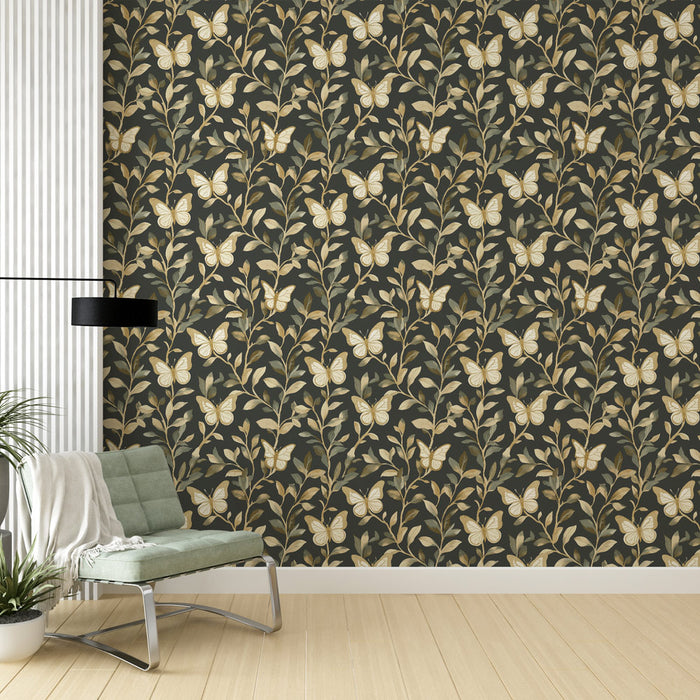 Un salon élégant avec un papier peint floral sombre orné de papillons dorés et de feuillages délicats, créant une atmosphère apaisante et naturelle.