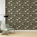 Un salon élégant avec un papier peint floral sombre orné de papillons dorés et de feuillages délicats, créant une atmosphère apaisante et naturelle.