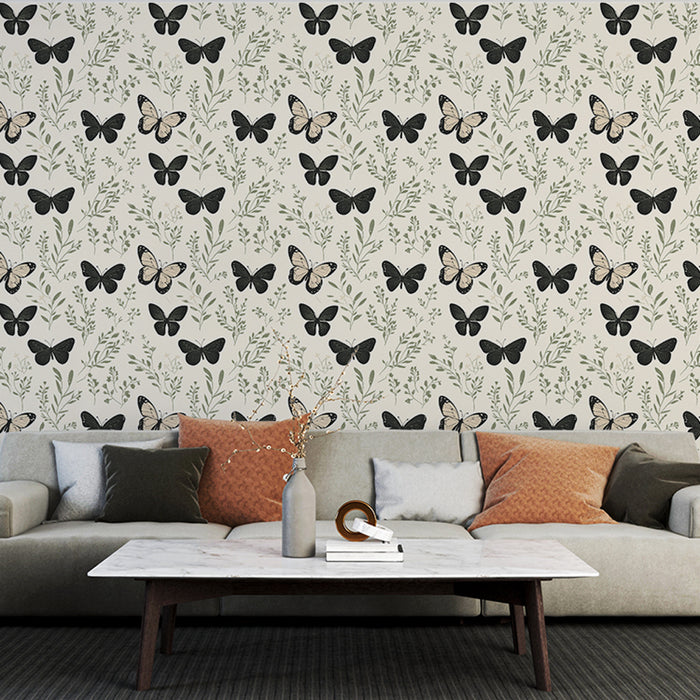 Un salon élégant avec un papier peint floral représentant des papillons noirs et des feuillages délicats sur fond beige, créant une atmosphère douce et apaisante.