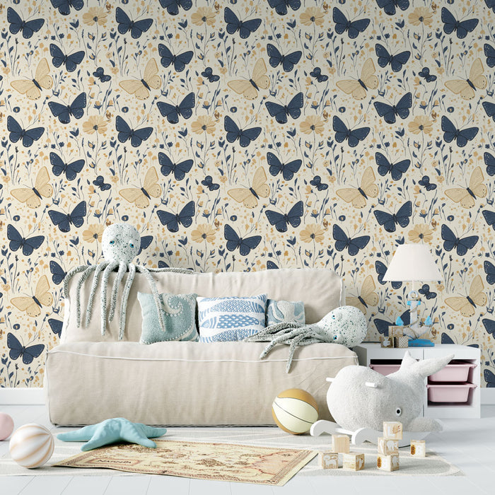 Une pièce de vie accueillante avec un papier peint floral représentant des papillons et des fleurs dans des teintes douces de bleu et beige, créant une atmosphère joyeuse et apaisante.