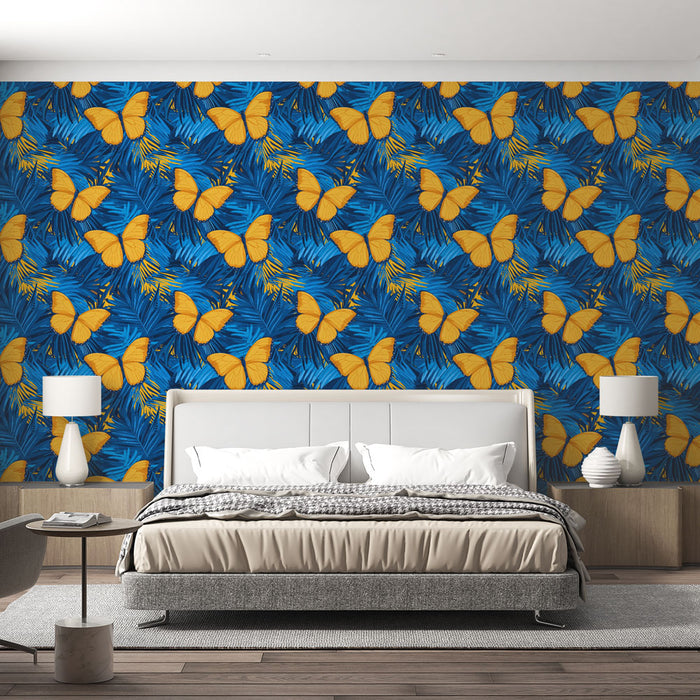 Une chambre moderne avec un papier peint tropical bleu vif orné de papillons jaunes et de feuillages exotiques, créant une atmosphère vivante et joyeuse.