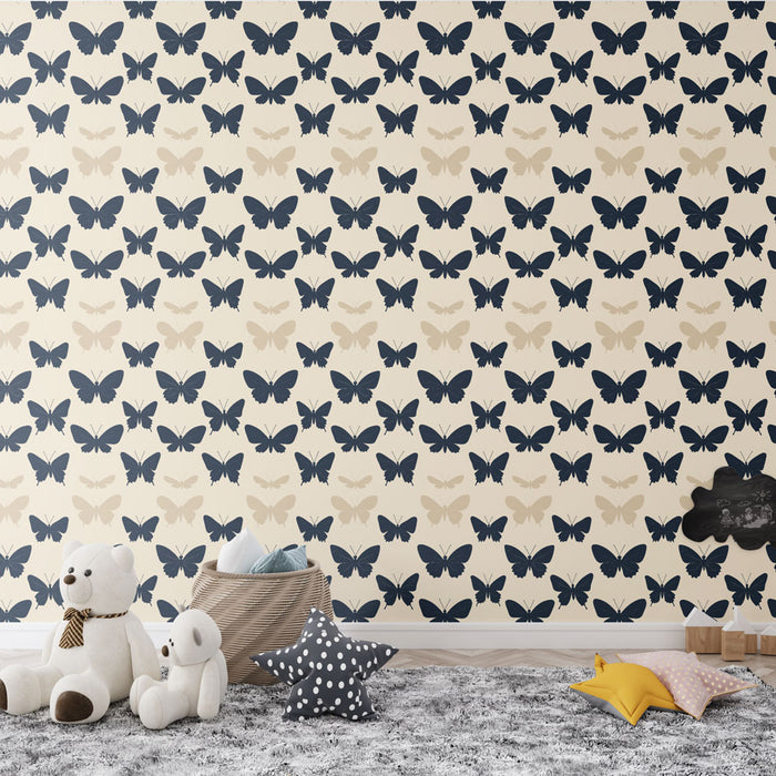 Une chambre d'enfant avec un papier peint aux motifs de papillons navy et beige sur fond clair, créant une ambiance douce et ludique.