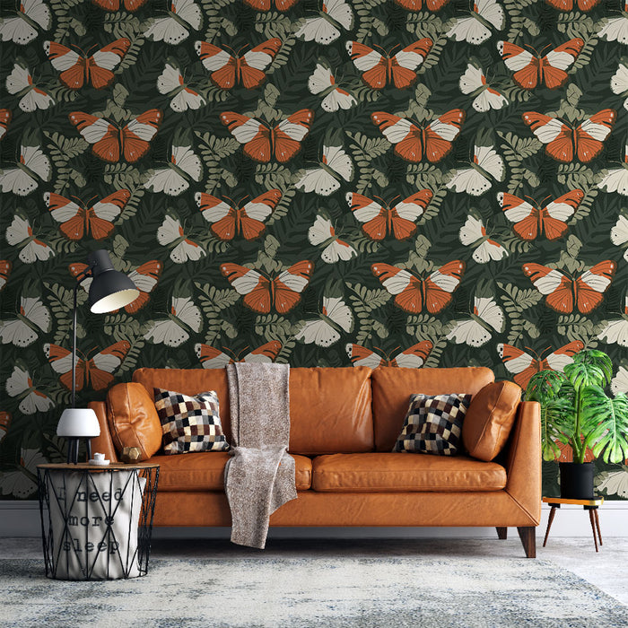 Un salon contemporain avec un papier peint floral représentant de grands papillons orange et blancs sur un fond vert foncé, créant une ambiance vivante et naturelle.