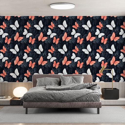 Une chambre moderne avec un papier peint floral représentant des papillons orange et blancs sur un fond noir, créant une ambiance dynamique et élégante.